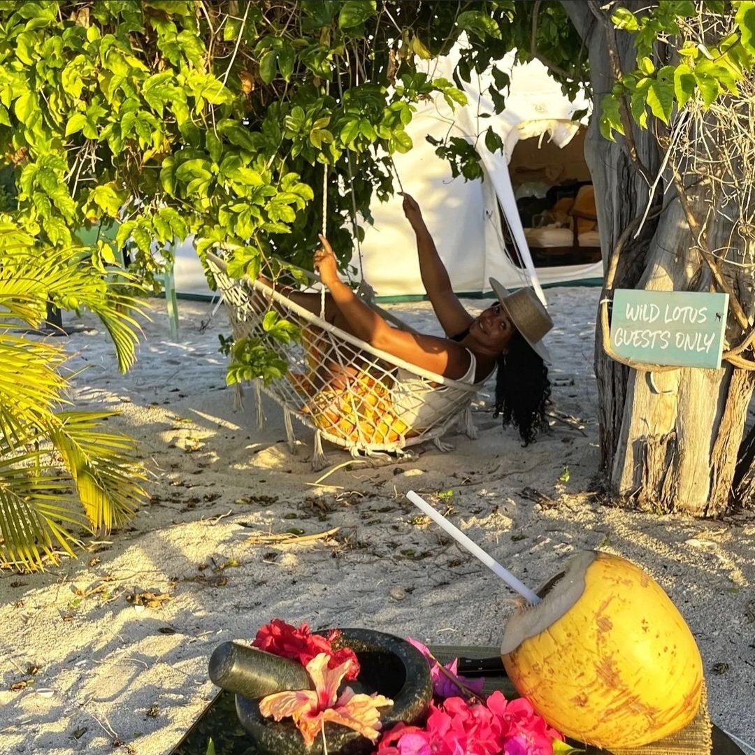 Visitaandb's tweet photo. โItโs bad manners to keep your vacation waiting!โ๐๏ธ๐๏ธ๐๏ธโฑ๏ธ๐ซ๐ข
See you soon!๐
#GetToHappy
#SeeYouSoon
#Monday
#MondayMood
#Beach
#Glamping
#VitaminSea
#TravelJourney
#Travel
#ExplorePage
#SunSeaSafe
#AntiguaBarbuda
#YourSpaceInTheSun
#YourOwnSpace
#LoveAntiguaBarbuda https://t.co/BmUWdmAHw3