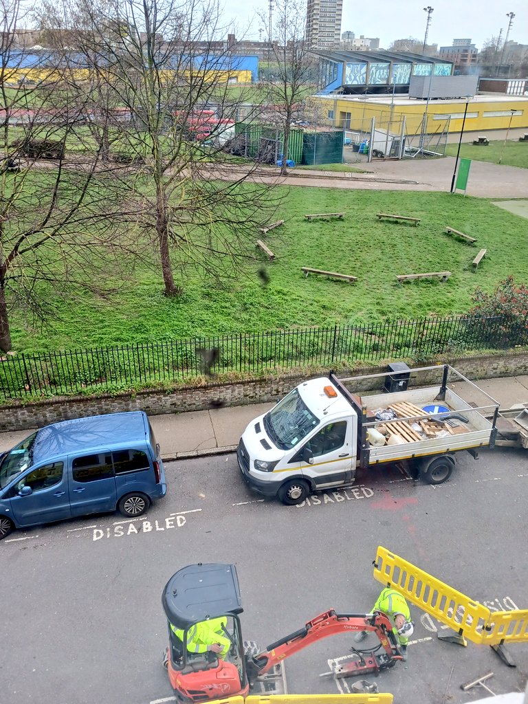 edgrayart's tweet photo. From my studio window today, a scene I'd seen some years before 
https://t.co/kn0KA9seT4 #e3 #bowe3 #mileend https://t.co/IW7nfAhTKh