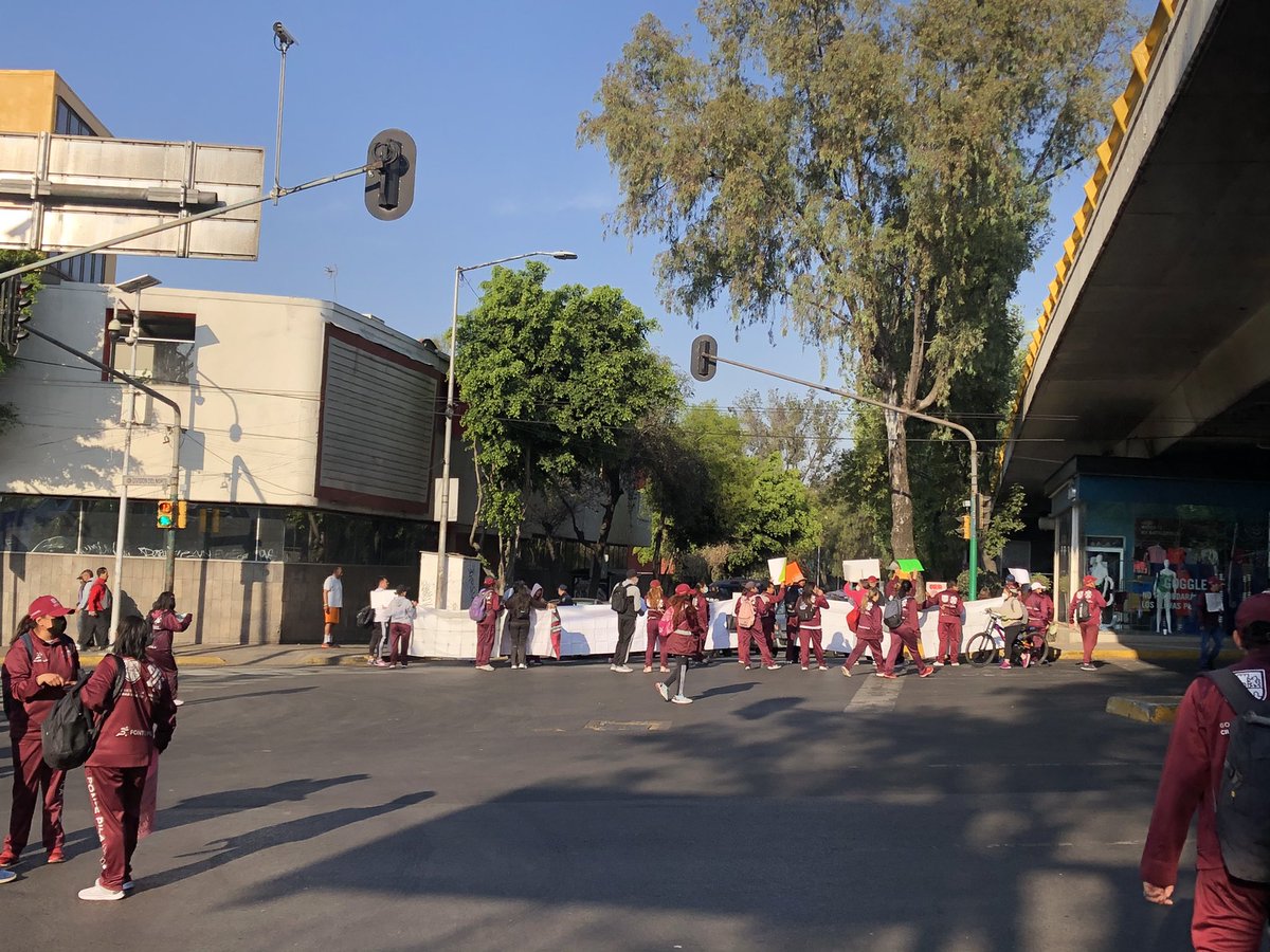 Rob_VM's tweet photo. Manifestantes tienen cerrado el paso en #circuitointerior y #divisiondelnorte. No hay paso en ambos sentidos. Valió barriga, llegue tarde al trabajo. https://t.co/90ZM3KBMwa