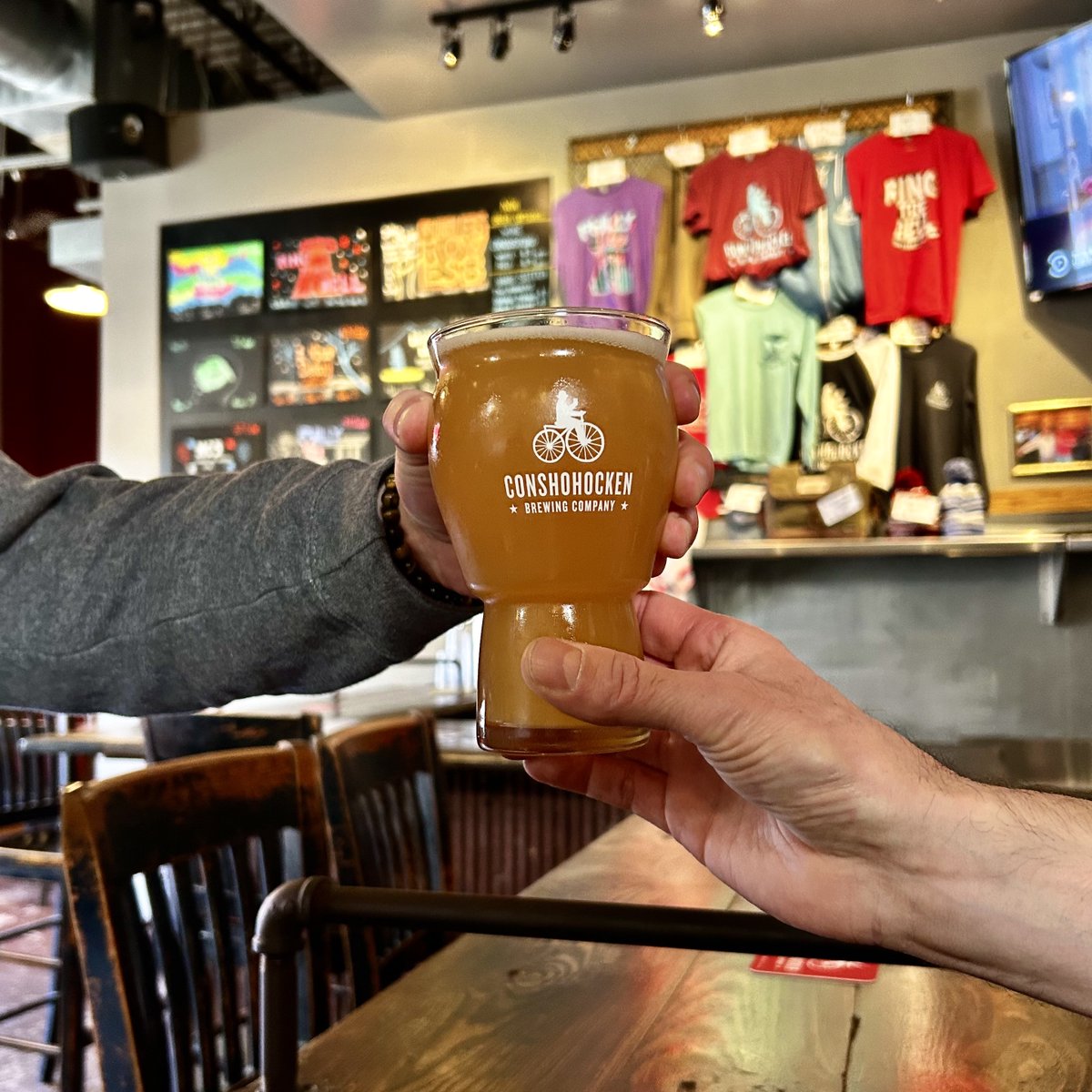 Friends give friends good beer. Let's be friends 🤝 Visit us at any of our four locations or order online at ConshyExpress.com for fresh, local beer. Cheers 🍻 @conshohockenbrewingconshy @conshohockenkop @puddlerskitchenbridgeport @recroomphoenixville
