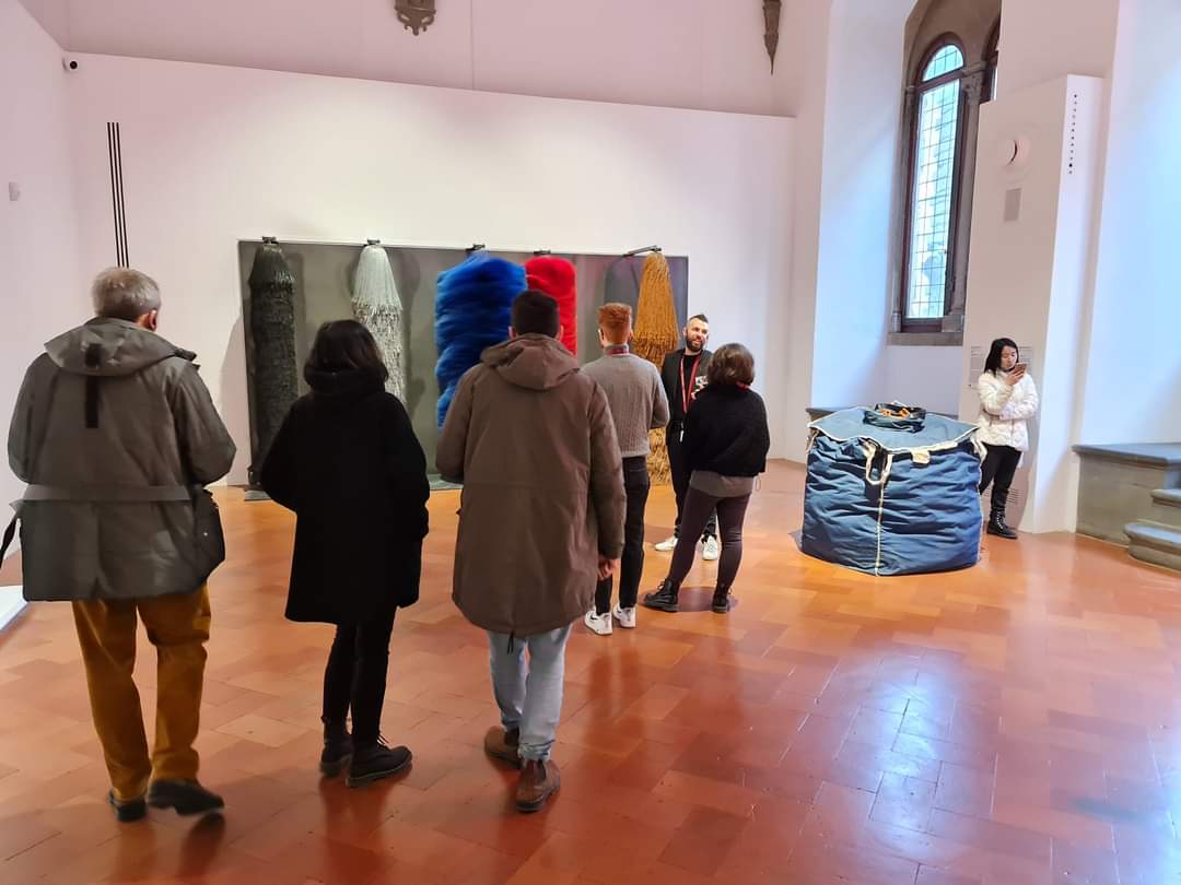 la_unifi's tweet photo. Sabato 11/3, il prof. Giometti ha accompagnato gli studenti presso Palazzo Strozzi, alla scoperta della mostra "Reaching for the Stars. Da Maurizio Cattelan a Lynette Yiadom-Boakye" e dei processi di preparazione e realizzazione  di un'iniziativa artistica di alto livello. https://t.co/Dvmj9kSiNa