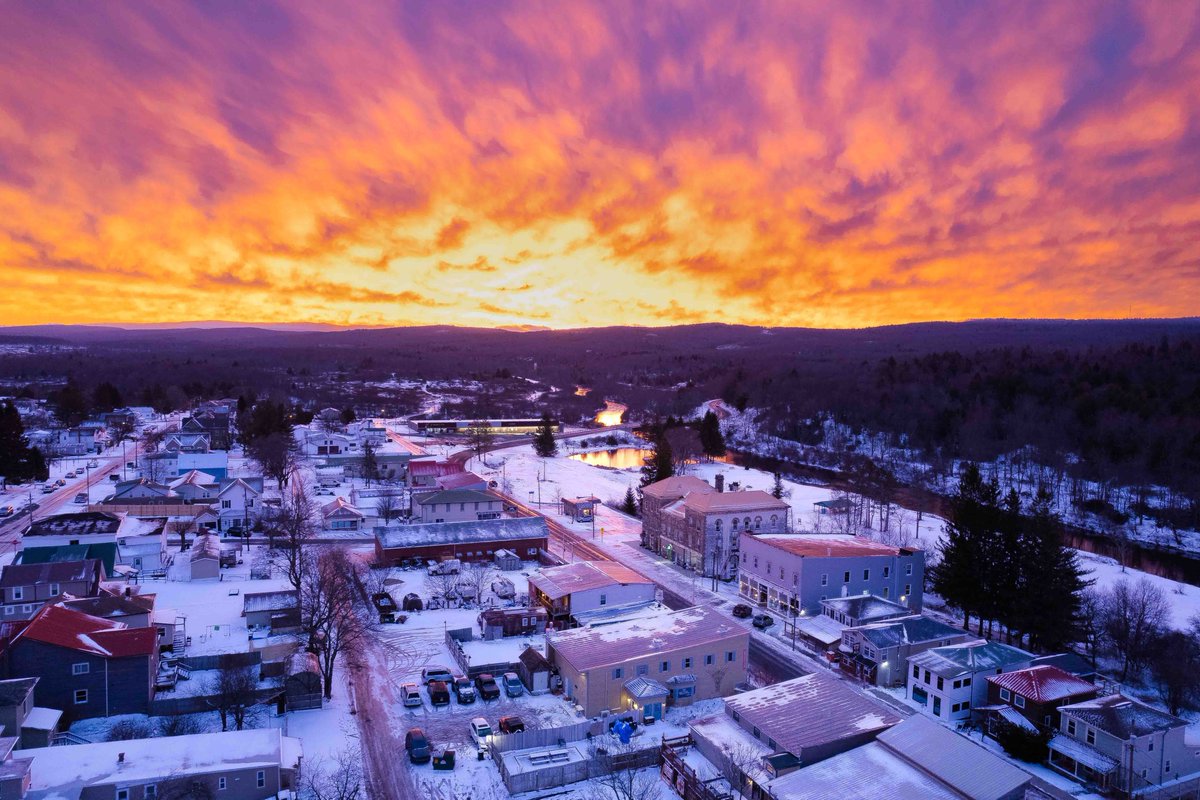 TuckerCounty_WV's tweet photo. Sunday morning brought a change to our clocks, magnificent #sunrise, and more snow that has continued through Monday.
Great news for ski and snowboard lovers as #TimberlineMountain will be open all this week and coming weekend.
#davisWV #getuckered @WVtourism https://t.co/FVkOpOHNfy