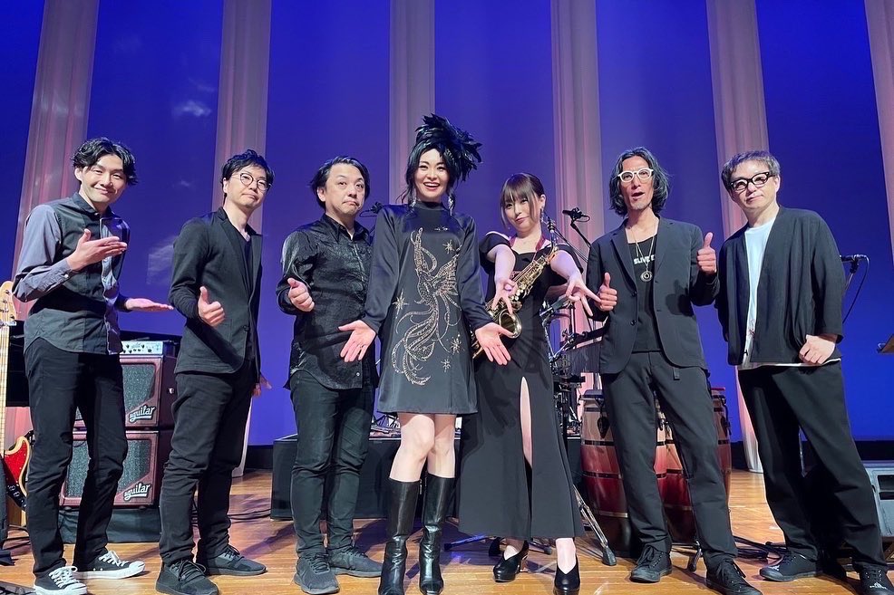 mak14_pg's tweet photo. ・先日は素敵なメンバーの皆さんと、JazzにLatinに AORにと幅広くご一緒させて貰いました。
写真拝借、長丁場お疲れ様でしたm(_ _)m
・
久しぶりにイヤモニ無しでProLite、気持ち良かった。
大輔のヘルプもとても助かり、ラーメン2daysやっちまった。
・
#sonordrums 
#ProLite 
#ACROLITE 
#wincent https://t.co/dLeLApZ20e