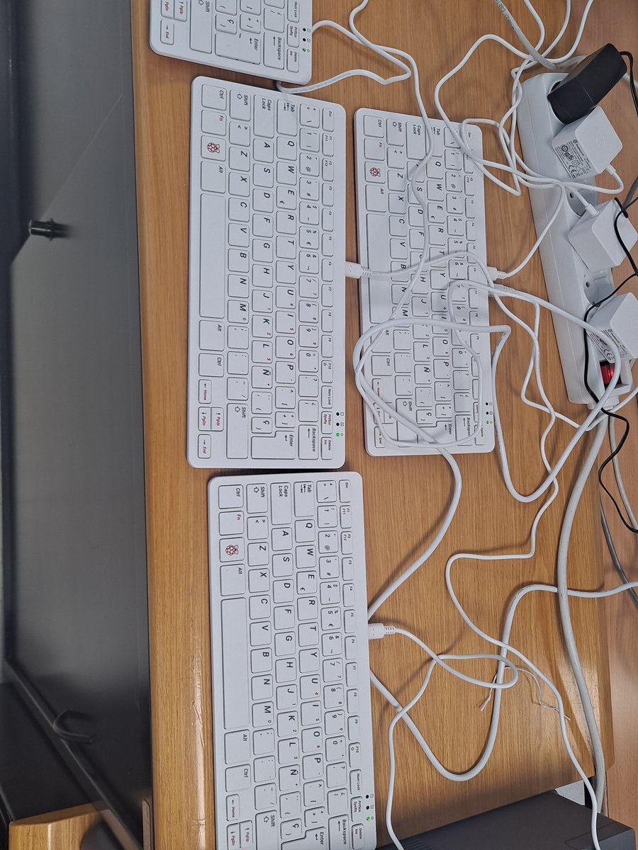 crispuga's tweet photo. Hoxe no @iesteis o alumnado de 2° Bac e o seu profe @biober ensináronnos ao grupo de 1°Daw o seu proxecto iOT con Home Assistant e as súas posibilidades. Gracias está xenial o voso traballo https://t.co/CT8b2PGXE8