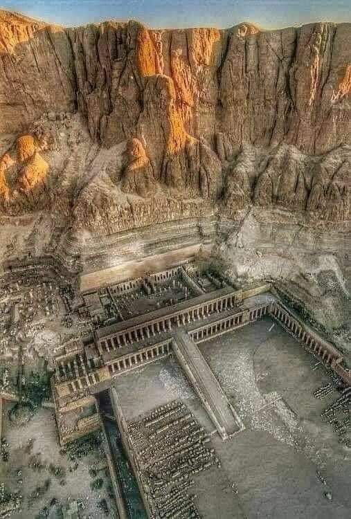 redhistoria's tweet photo. Vista aérea del templo de Deir el-Bahari (Egipto)
Diseñado por Senenmut, el templo mortuorio de Hatshepsut se encuentra en la orilla occidental del Nilo, parcialmente excavado en la montaña, se accede a él a través de un camino procesional y una serie de rampas. https://t.co/s9EusUjlwJ