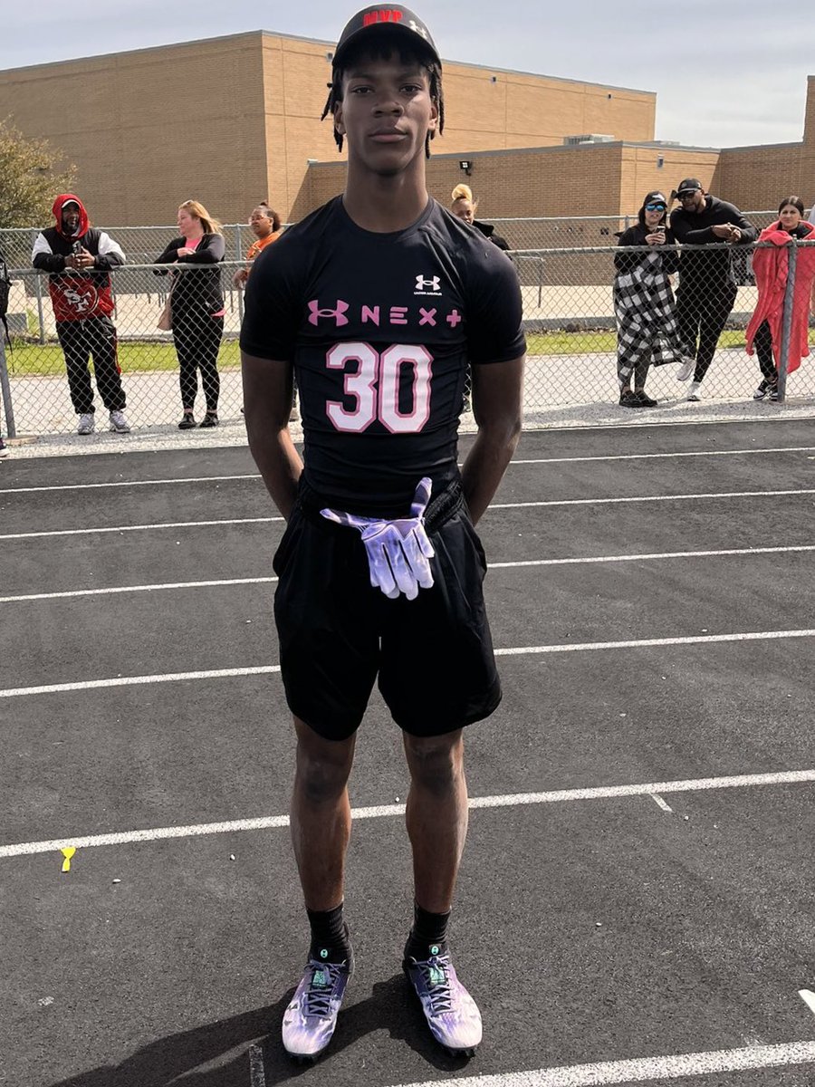 This outstanding young Big Time freshman DB ( @B6Jermaine ) really stood out and claimed a share of the DB MVP award at the UA All America Camp in Dallas, Texas!! He is going to be a game changer!!!🔐🔐 @B6Jermaine @UANextFootball @uaallamerica @UAFootball @TheUCReport