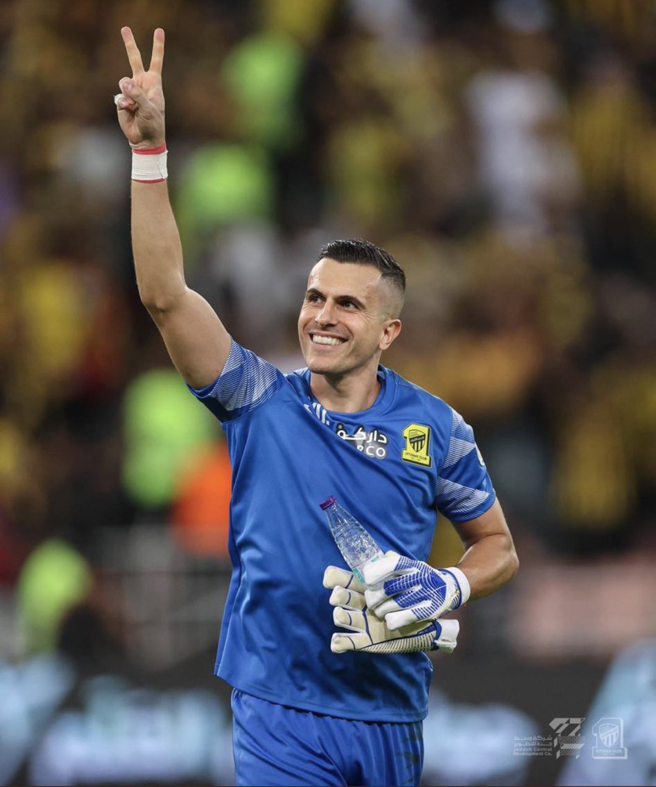 🟠 رد حارس #الاتحاد ( غروهي ) على سؤال من تريد مواجهة نصف نهائي كأس الملك " الهلال أو الفتح " ذكر قائلاً :

نحن جاهزين لأي فريق يواجهنا .. تفكيرنا حالياً على مباريات الدوري المقبلة  💛🖤

#الاتحاد_الفيحاء