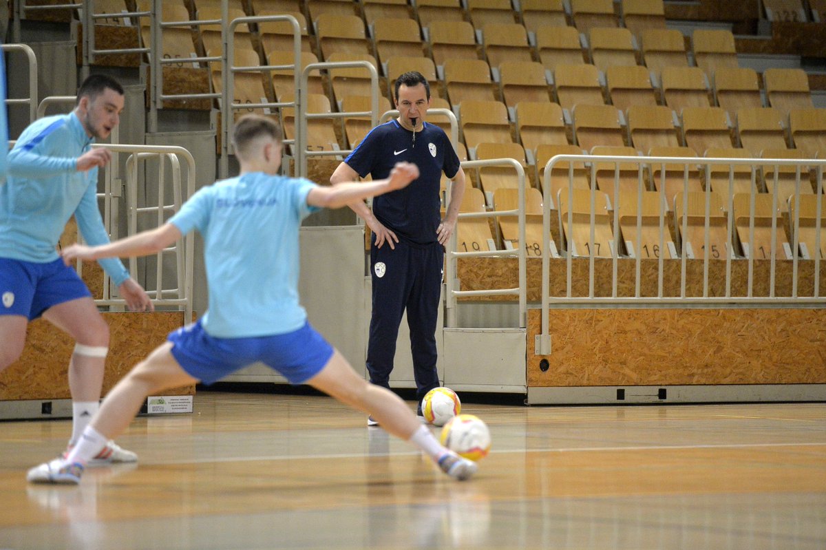 FutsalSi's tweet photo. 👉📸 Po treningu naše reprezentance #FU19
🔜✈️🇲🇩 kvalifikacije za EP 2023 #Srcebije https://t.co/R9jwTy3B2l
