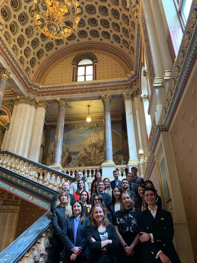 ¡Los #UKSpain2030 visitan Londres! 💂🏻🇬🇧Nuestro grupo de futuros líderes del mundo de los medios, la política y la empresa participan estos días
 en un programa para conocer las instituciones 🇬🇧. Además han visitado @embspainuk y otros lugares emblemáticos de la capital