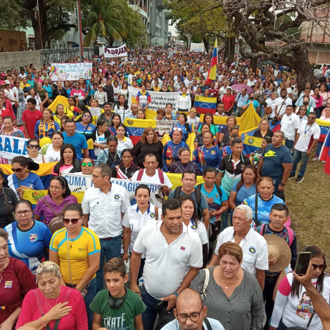 #13Marzo| #Barinas no se detiene, nuestra convicción de lucha por salarios dignos y mejores condiciones laborales nos mantienen firmes en la calle. ¡FENATEV SOMOS TODOS, ÚNETE Y LUCHA!
@fordisivzla 
@docentesactivos 
@ElPitazoTV 
@InformativoDoc 
@ReporteYa