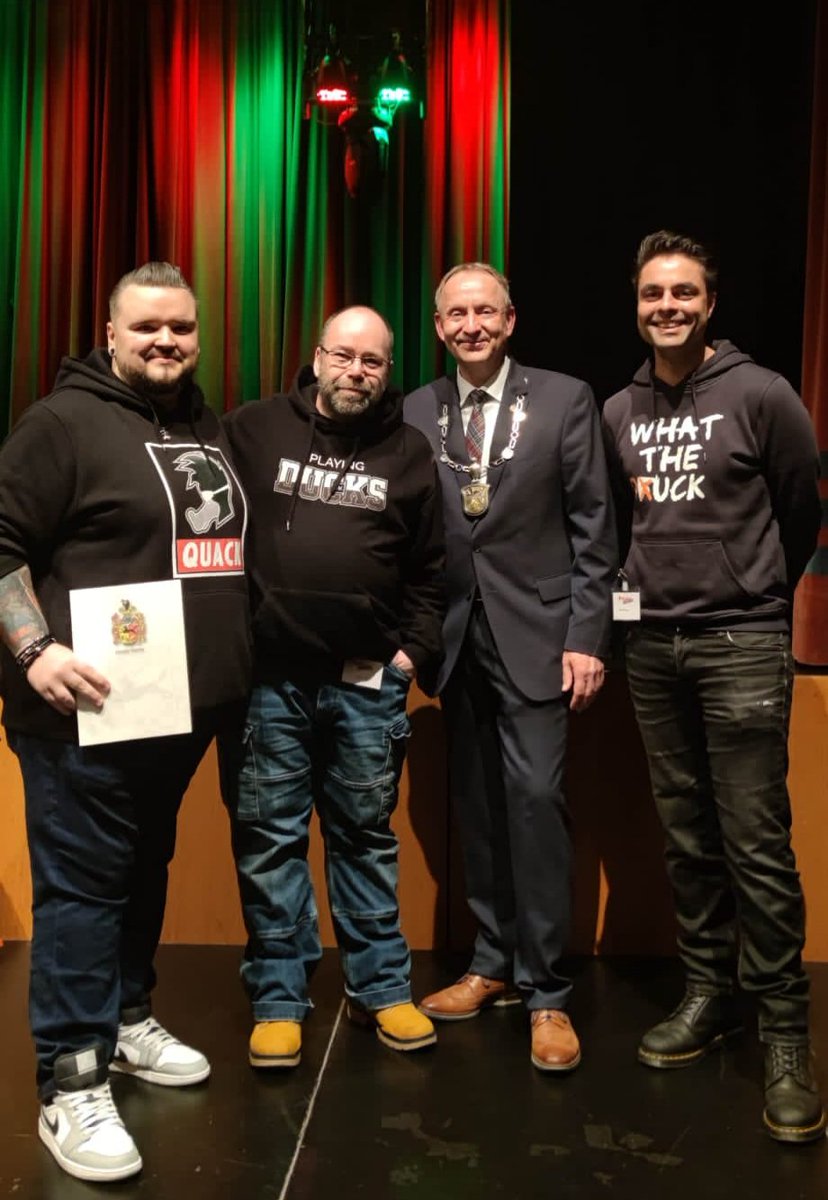 PlayingDucks's tweet image. Liebe Fans, Sponsoren &amp;amp; Supporter der @PlayingDucks e. V. ! Wir wurden am heutigen Tag seitens der Stadt #Peine ausgezeichnet, als „SPORTMANNSCHAFT " des Jahres 2022!  Mehr dazu auf unserer Facebook-Seite 🏆👍