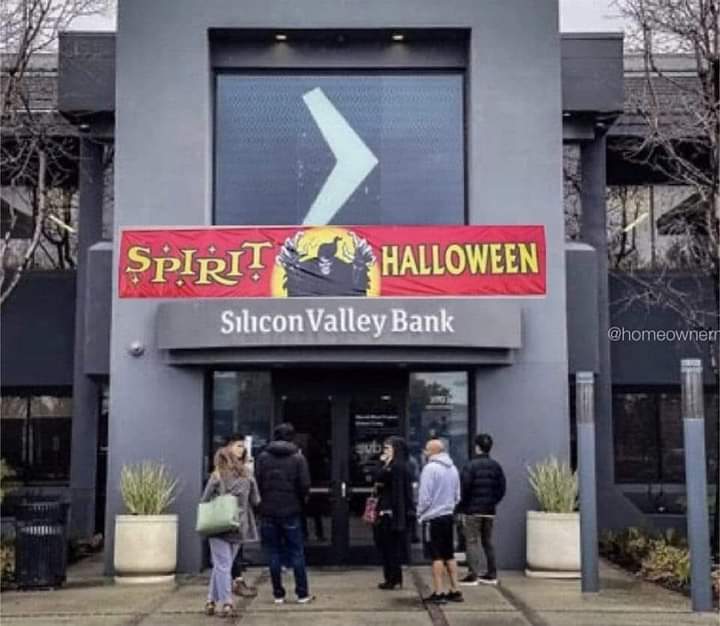 ZachCorners's tweet image. #WallStreet gets bailed out while #MainStreet gets left behind. #FundThePeople