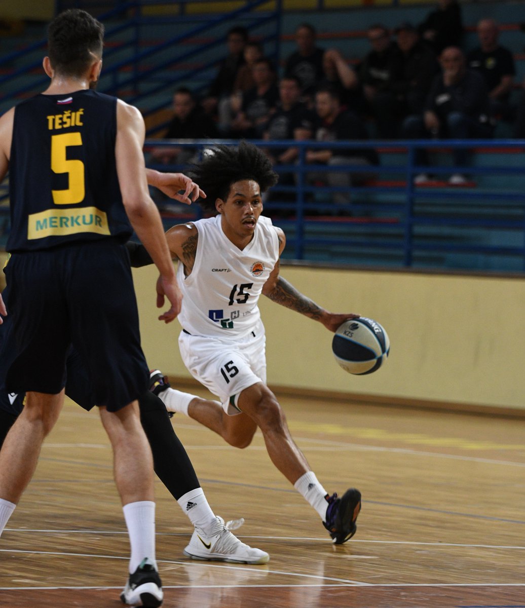 KKSkofjaLoka's tweet photo. ZMAGA 💪✅! Z 81:74 smo bili boljši od Šenčurja. Greene 20 točk, po en skok je za dvojni dvojček zmanjkal Biliću (18) in Keglerju (13). 

Bravo, fantje, čestitke tudi Siniši Banoviću za krstno zmago v vlogi glavnega trenerja 👏💪. 
@LigaNovaKBM @kzs_si 
#skupajnaprej #lthcastings https://t.co/ScCGi2Lo72