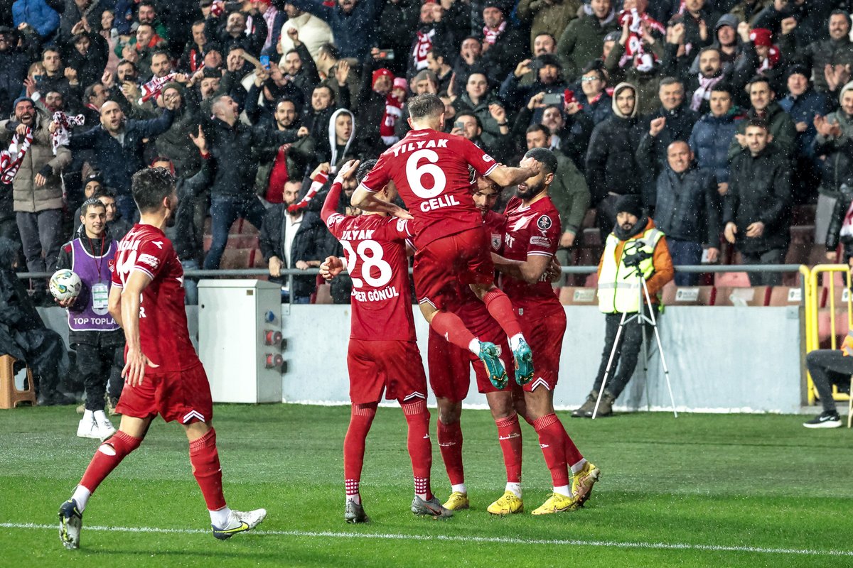 Samsunspor's tweet photo. 📷 Maçtan kareler!
Yılport Samsunspor 5 - 0 Beyçimento Bandırmaspor
#SAMvBAN https://t.co/afRnJsbx6Z