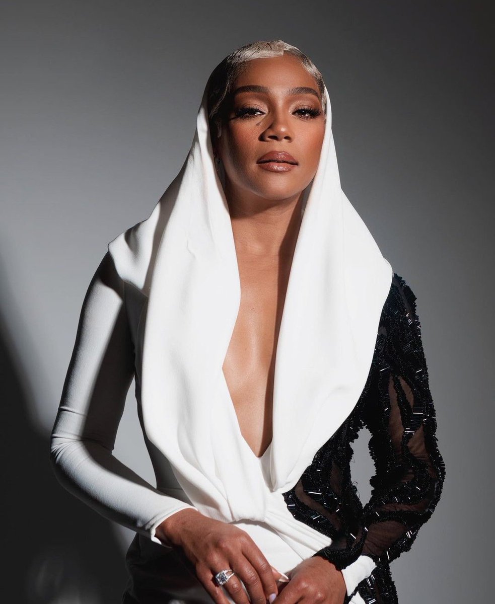 VaziNetwork's tweet photo. At the Oscars we seen you 📸@tiffanyhaddish in @waymanandmicah_  #vanityfair
#oscars2023 #tiffanyhaddish #vazinetworkmedia🔌📸🎥 https://t.co/ZncwxYrreY