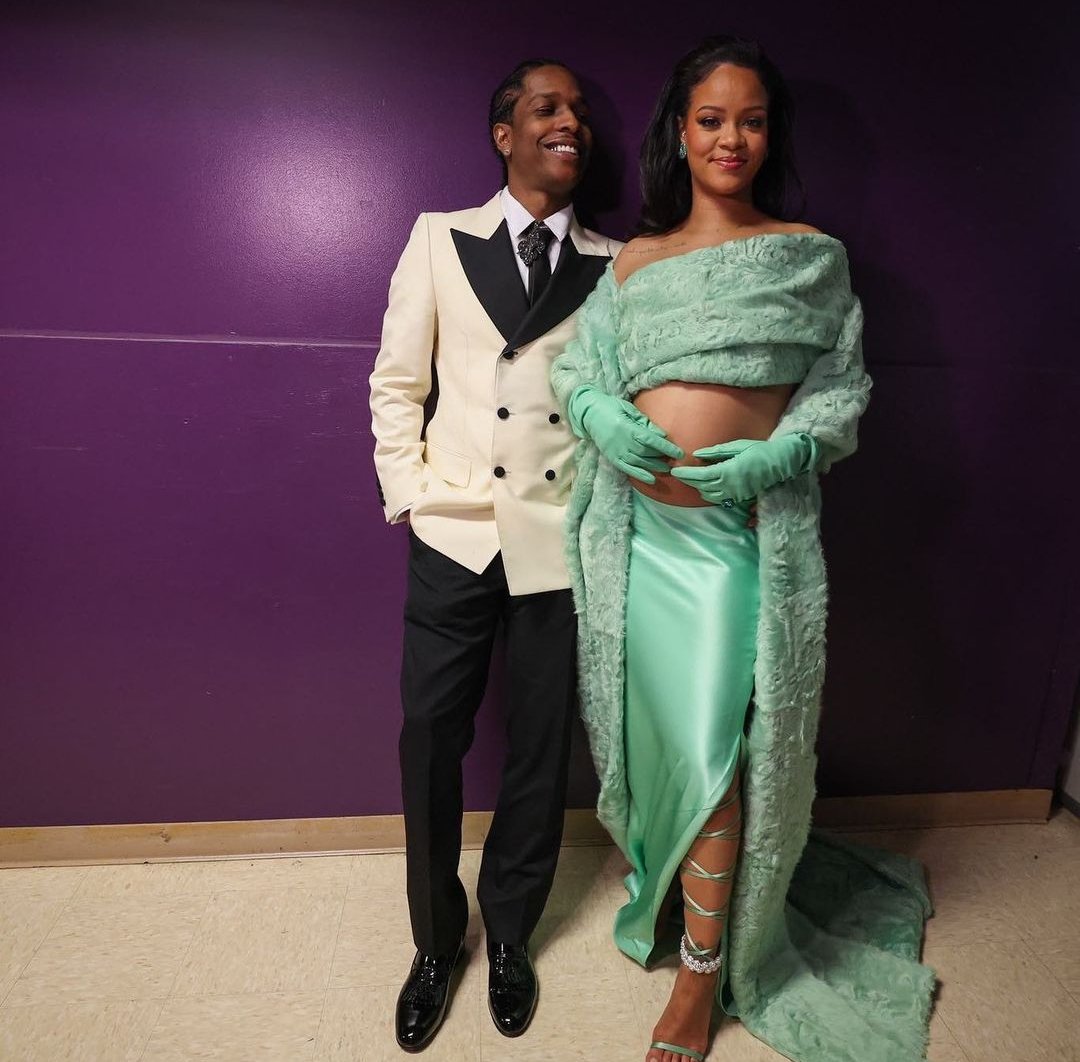 VaziNetwork's tweet photo. Mint Mint at the Oscars @badgalriri &amp; @asaprocky spotted at the Oscars in @bottegavenetaworld &amp; styled by @illjahjah 
#oscars2023 #boteggavenetta #vazinetworkmedia🔌📸🎥 https://t.co/jsL2iEfNWi