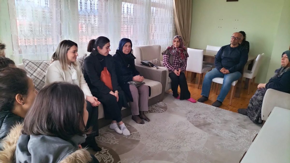 serap_ekmekci's tweet photo. Asrın felaketinin ardından deprem bölgesinden gelen kardeşlerimizi ilimizde misafir ediyoruz. Daday'daki misafir ailemizi ziyaret ettik ve desteğimizi dile getirdik.
Yaralarımızı birlikte saracağız.
@ak_kastamonu 
@akkadin_daday https://t.co/NBY9pWofoB