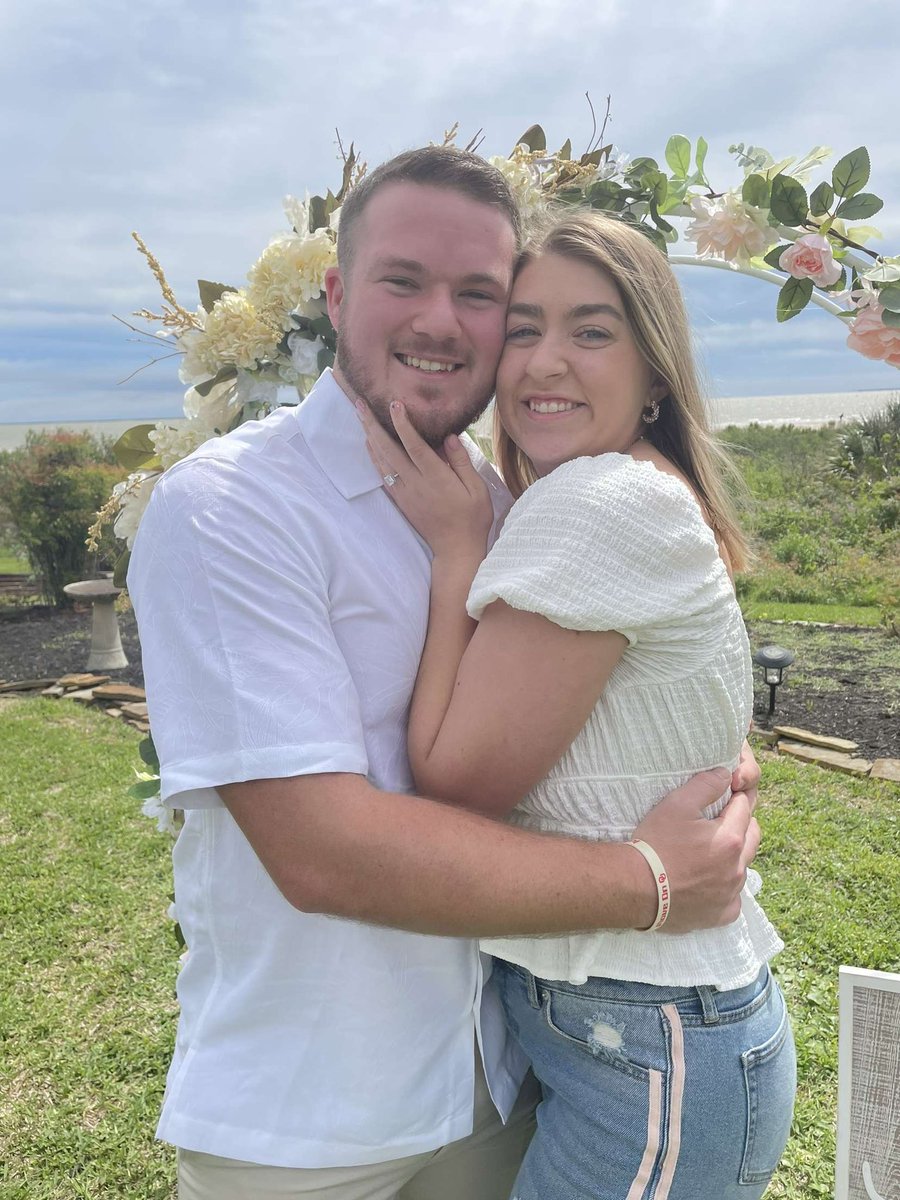 KaseyKelleher's tweet photo. She said yes!!!💍@sar_graves https://t.co/v7yHUX6W8Q