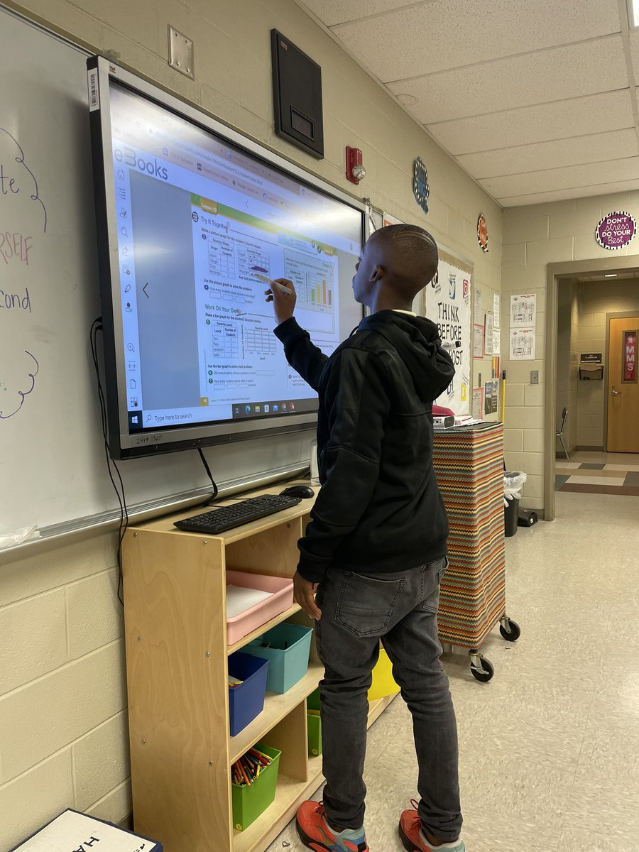 mrscoacheasley's tweet photo. Ss applying computational thinking in their VMath lesson by finding measurements and using the measurment data to create bar and picture graphs. π@MMStcboe @TCBOE #MMSmadness #MMSstrong #leadingtheway https://t.co/v5FupA13ld