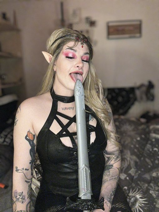 would you let me suck on your sword? https://t.co/RGBZ43EyzM