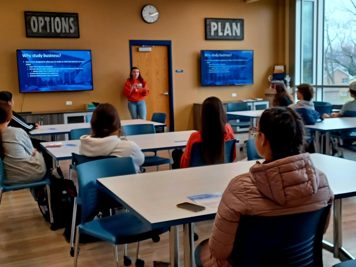 Future Focus-College Week. Closing out day 1 with an East alumnus presentation on business college admissions. #leydenpride <a href="/giesbusiness/">Gies Business</a> <a href="/TheNestELHS/">The Nest - East Leyden High School</a>