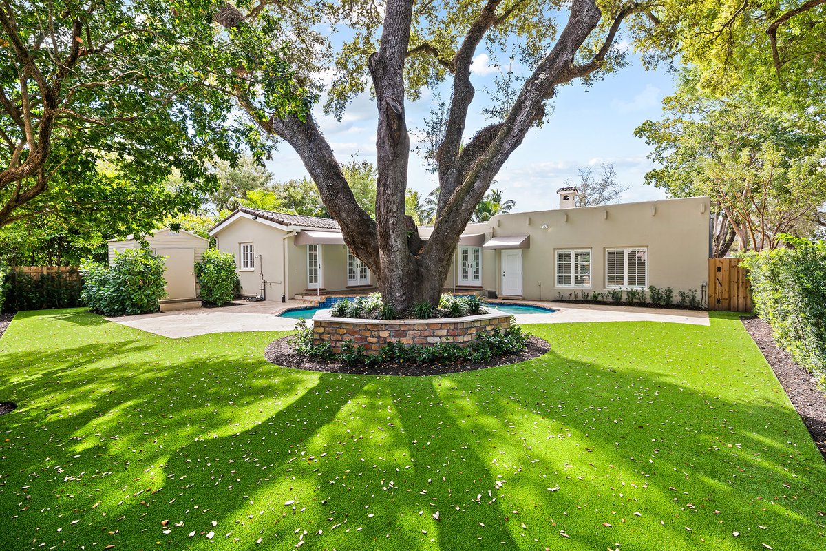 RIO VISTA 🌴

1001 Southeast 5th Ct,
📍Fort Lauderdale FL 33316

3 BD | 3 BA | Pool | Cathedral Ceilings | 
Impact Windows &amp; Doors | 2,654 SF | 9,001 SF Lot | $1,925,000

Message me for more info! 

#SouthFloridaRealEstate
#FloridaRealEstate
#LuxuryRealEstate
#WestonRealEstate