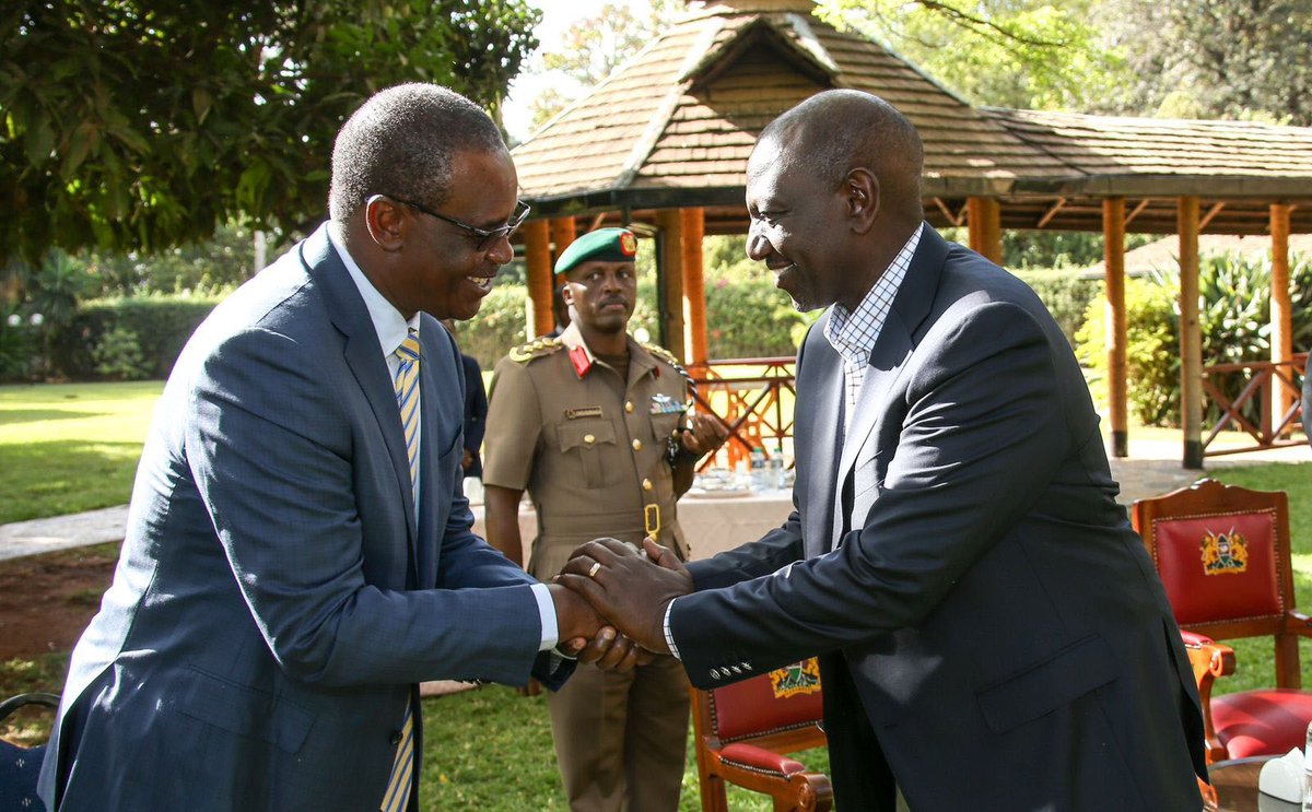 2korada's tweet photo. President Ruto met a delegation of Nyanza leadership in the company of Deputy President Rigathi Gachagua, led by former Governors Kidero Evans (Nairobi), Jack Ranguma (Kisumu) and Okoth Obado (Migori) who have agreed to work with Kenya Kwanza. https://t.co/uxhVJit3KU