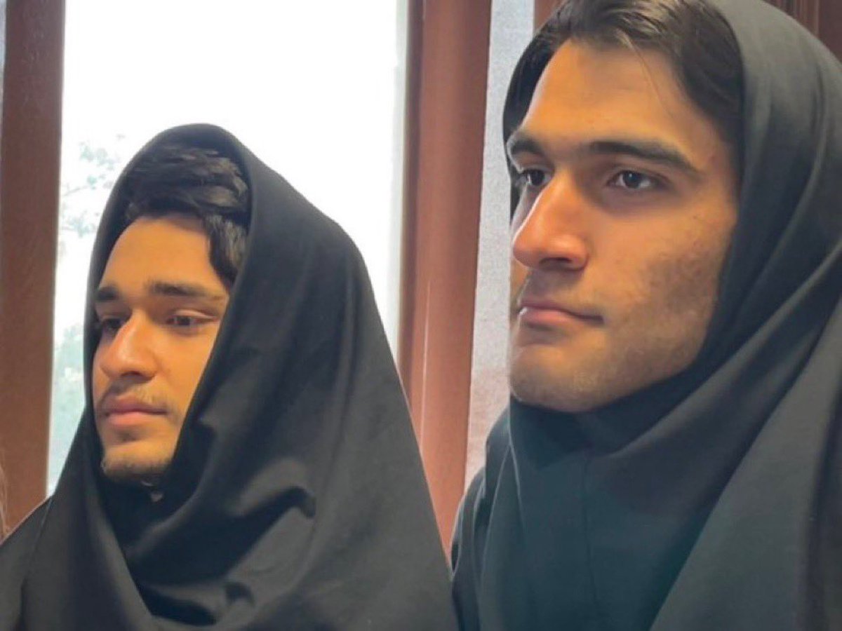 #Iran:
Geweldig, ze blijven het regime belachelijk maken❤️

Uit solidariteit m hun vrouwelijke klasgenoten en uit protest tegen de verplichte hijab en de kledingvoorschriften die aan vrouwen worden opgelegd, gaan Iraanse studenten gesluierd naar de universiteit! #WomanLifeFreedom