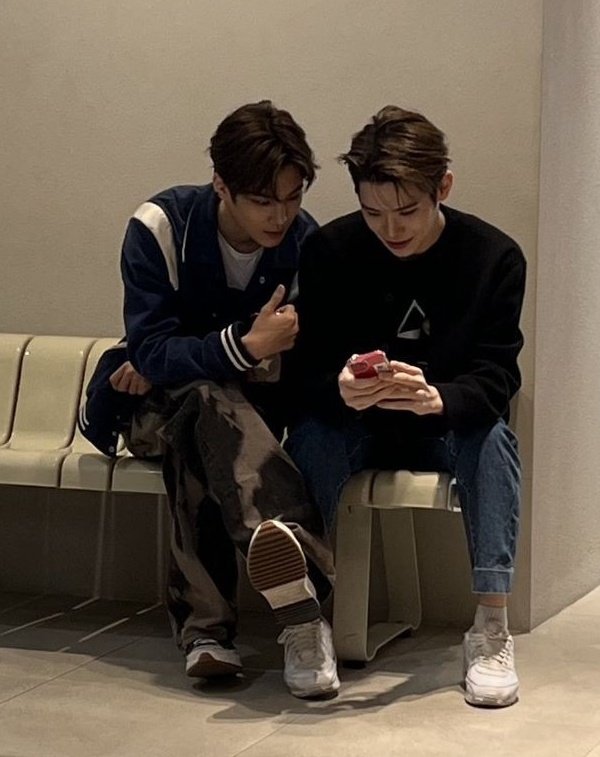 seoktthew's tweet photo. this picture of park hanbin and taerae is really doing something to me https://t.co/zyBBcA79HJ