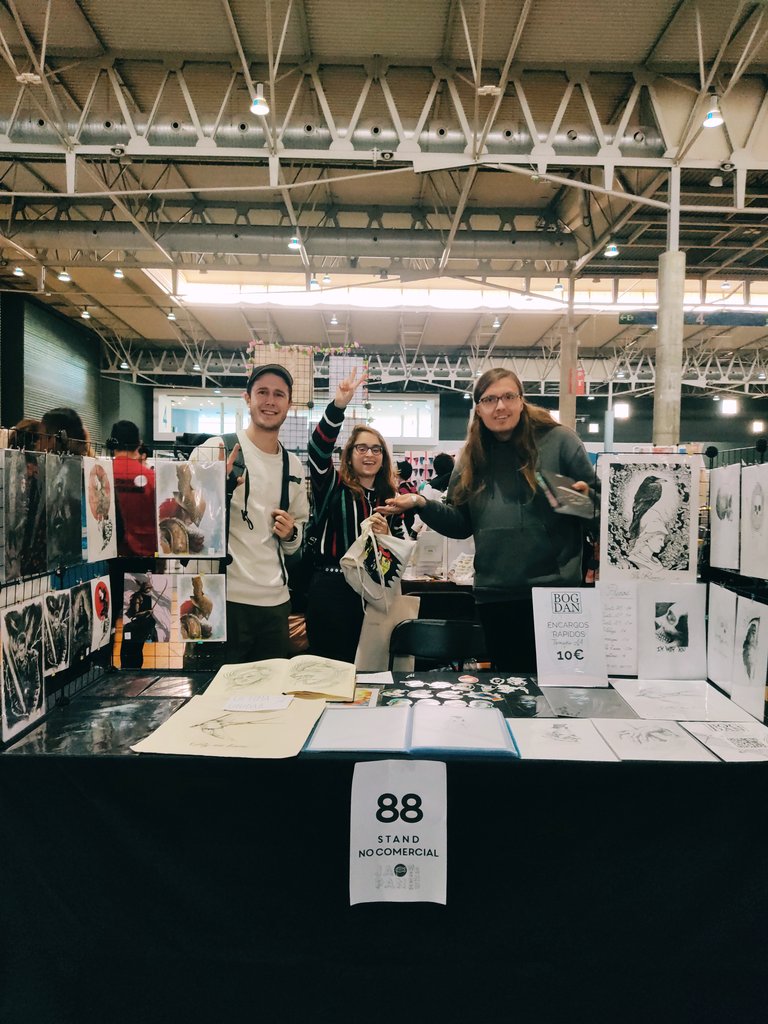 laurahybrv's tweet photo. Me cuesta un poco estar activa por aquí pero quería mandar un besazo a todos los artistas que me han hecho disfrutar mogollón del evento ✨ Mejor acompañada imposible ✨ Gracias a los que os pasasteis a comprar, saludar o charlar un ratejo, sois boombastics, me llenáis el cora💖 https://t.co/Azu1JVyO7K