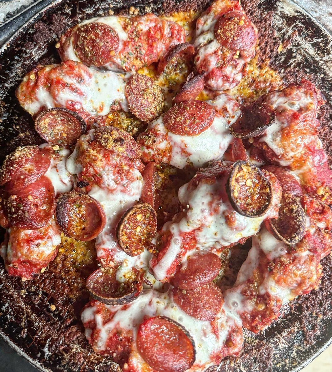04_kcjj's tweet photo. Never in my 29 years on this earth have I’ve seen Pizza Wings. I’ll take an 8 piece. https://t.co/pHKTRci0wG