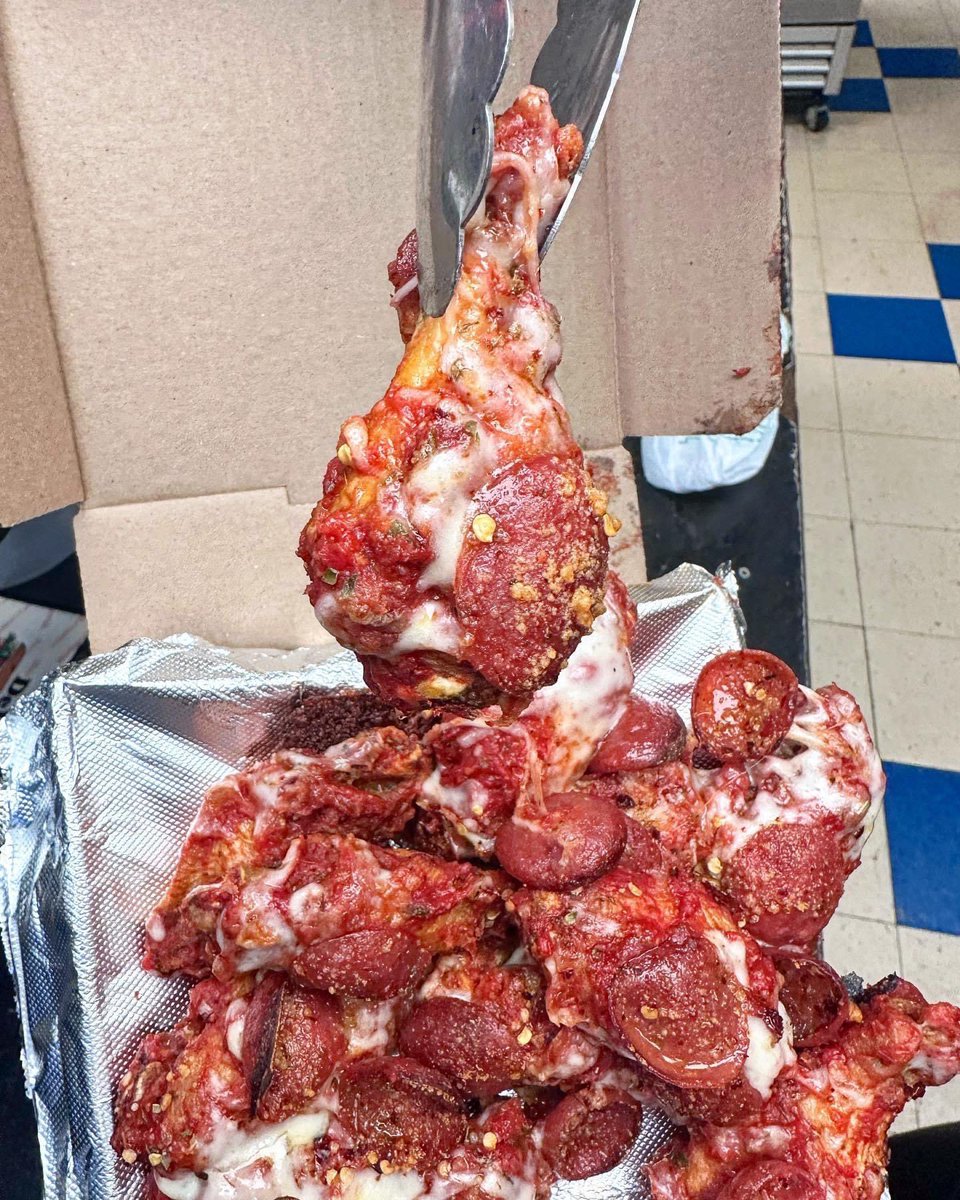 04_kcjj's tweet photo. Never in my 29 years on this earth have I’ve seen Pizza Wings. I’ll take an 8 piece. https://t.co/pHKTRci0wG