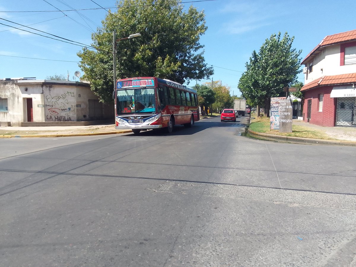 BondisZonaSur's tweet photo. Un Extraño caso en la #Linea239
🚌: Metalpar Iguazú 2
🛠️: Mercedes-Benz OH1618Lsb con
A/A❄️ modelo 2016
🏁: Estación Banfield
🔠:AA272FJ
📌:Barcelo Y Onofre,Banfield. https://t.co/8Fk1wxYfyC