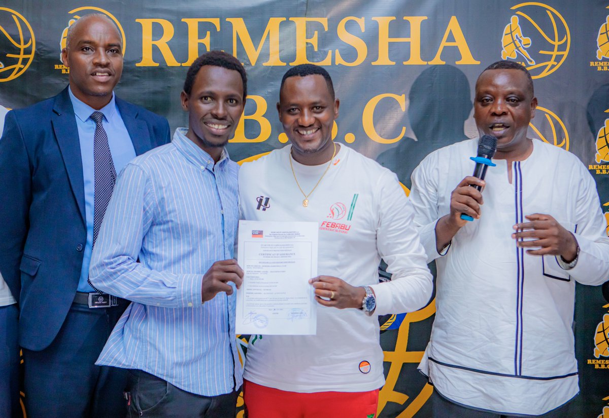 Remesha_BBC's tweet photo. Nous sommes heureux d'annoncer que chaque joueur de #RemeshaBBC est maintenant couvert par une assurance maladie. Nous prenons soin de notre équipe sur et en dehors du terrain. Les certificats d'assurance leur ont été remis lors de l'échange des voeux pour l'an 2023.

#Burundi https://t.co/LgXbHny3sS