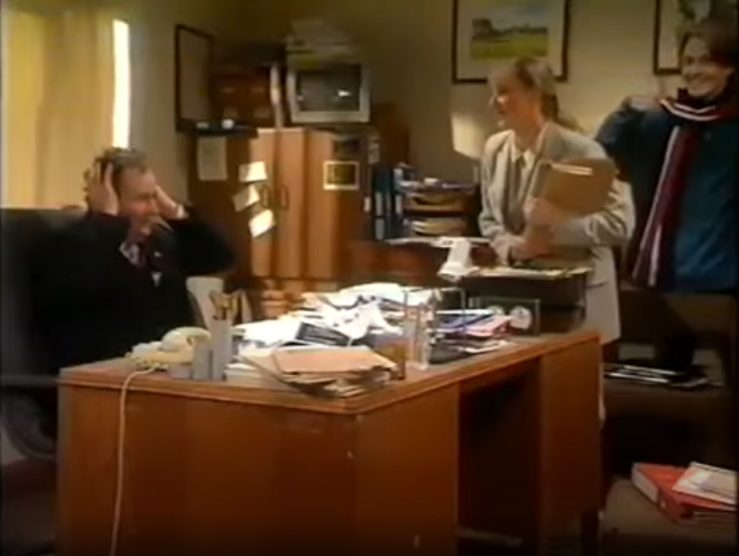 BrittasFan's tweet image. So I&apos;ve decided to start watching the 1997 sitcom #ThePeterPrinciple and it&apos;s shocking how Brittas-esque it is at times - heck, even the physical similarities and personalities between Susan and Laura in the 1995 pilot are close. Peter is dumber than Brittas though.