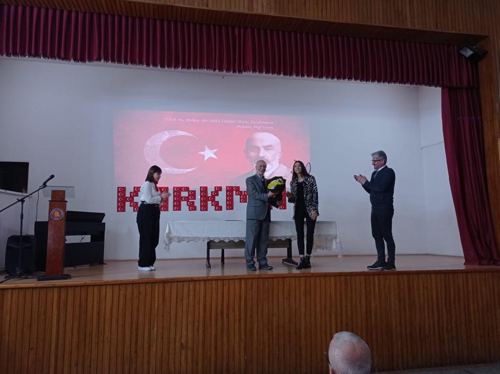 BursaKiz_Lisesi's tweet photo. 12 Mart İstiklal Marşının kabulü ve Mehmet Akif Ersoy'u Anma günü kapsamında Bursa Kız Lisesi öğretmen ve öğrencilerinin hazırladığı program,şair yazar Metin Önal Mengüşoğlu'nun katılımıyla gerçekleştirildi.
@bursailmem16 @SeyitAliBuyuk @Osmangazi_MEM @GurhanCokgezer https://t.co/Bh3tGLfLBW