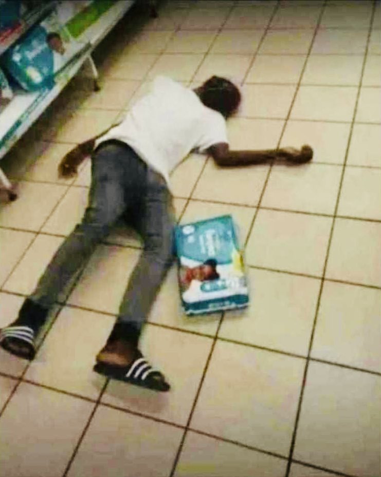 Saudi_Dayefa's tweet photo. Saudi Standup… Plenty Fainting Dey for front oo 😢.. No over use am now 🤣😂
#JizuzJizuz 🙆🏽‍♂️
#NaOnlyMeWalkerCome 🚶🏽‍♂️ https://t.co/egzS6t2kRa