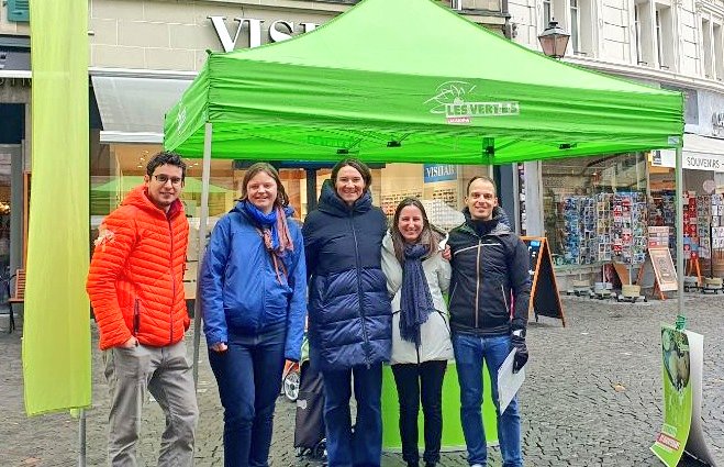 VertsLausannois's tweet photo. Récolte engagée samedi au marché de la Palud. 📝☔️
👉 Transition énergétique, mesures climatiques, soutien à la biodiversité et reconversion professionnelle : plusieurs dizaines de signatures en plus au compteur de notre initiative fédérale pour un #FondsClimat ! 👏🌍🌻 https://t.co/9SeFPP2Qw8