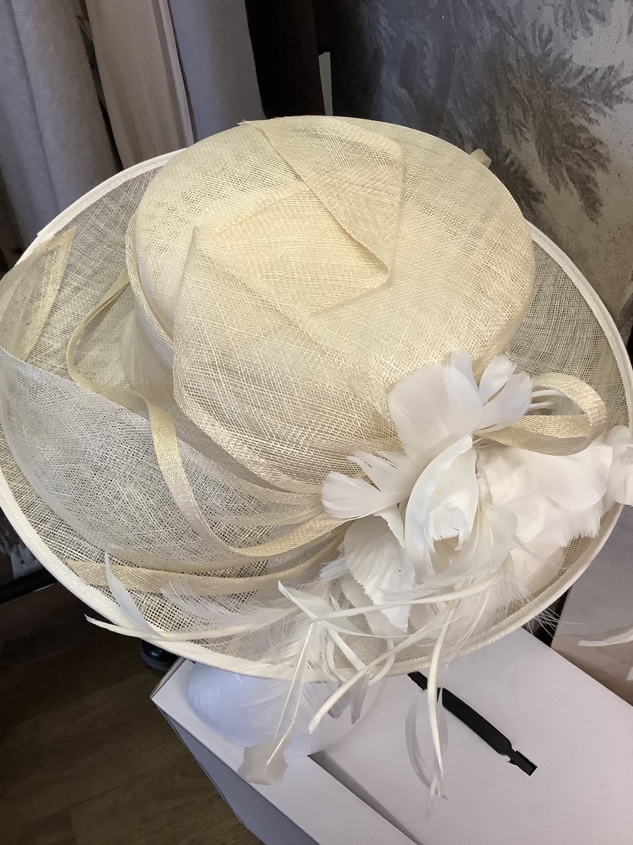 applebypreloved's tweet photo. Stylish hats now in. For all occasions. Designer bargains vintage finds. #hats #weddings #occasionalwear https://t.co/T1Awr0PCiR