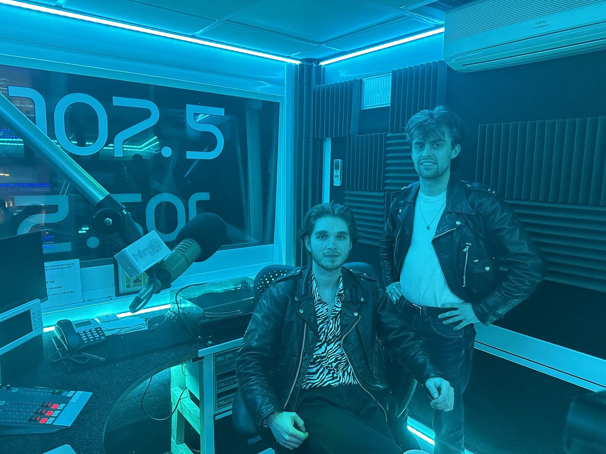 Now getting ready for a live session <a href="/wearebohmen/">BÖHMEN</a> <a href="/thehitmix/">The Hitmix 107.5 FM</a> 🧔🏻📻💥