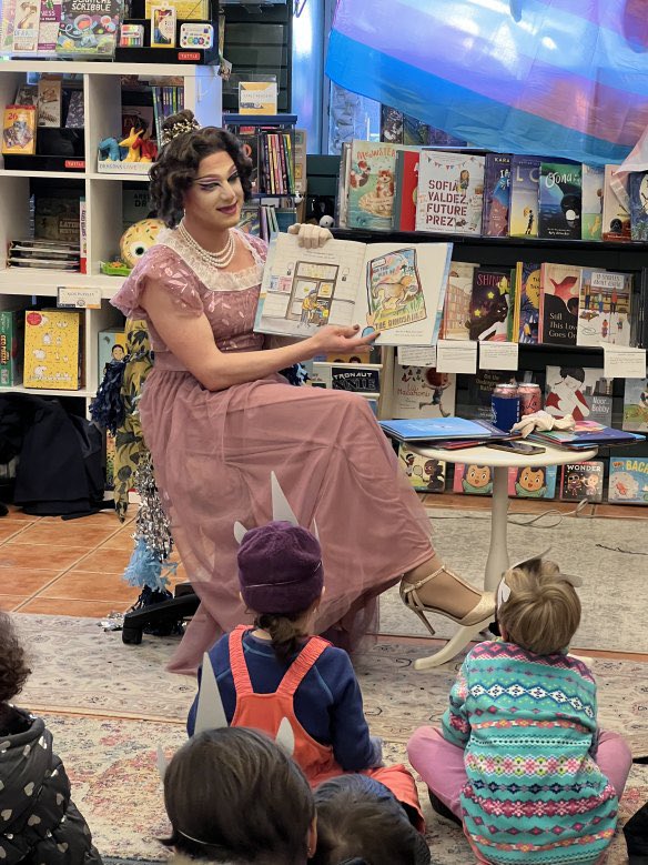ml4's tweet photo. @JackLombardi @EdKrassen Pictured: drag performer reading to children

People reading to kids in drag are not “sexualizing children”

You, @JackLombardi &amp; those who make these specious arguments are sexualizing Mrs. Doubtfire

Nobody sane suggests children should be around people dressed for a strip club https://t.co/xYl11j3fha