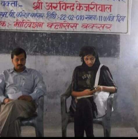 BebakBanarasii's tweet photo. बक्सर के एक वरिष्ठ समाजसेवी बता रहे थे कि पन्द्रह साल पहले जब मालीवाल और केजरीवाल उनके पास बिहार आए थे। वे चाहते थे कि होटल में दोनों के लिए अलग अलग कमरा रखा जाए लेकिन केजरीवाल ने कहा कि इसकी आवश्यकता नहीं है। आप क्यों नाहक परेशान होते हैं। हम दोनों को एक कमरे में रहने में कोई
1 https://t.co/BZBXrF4yKR