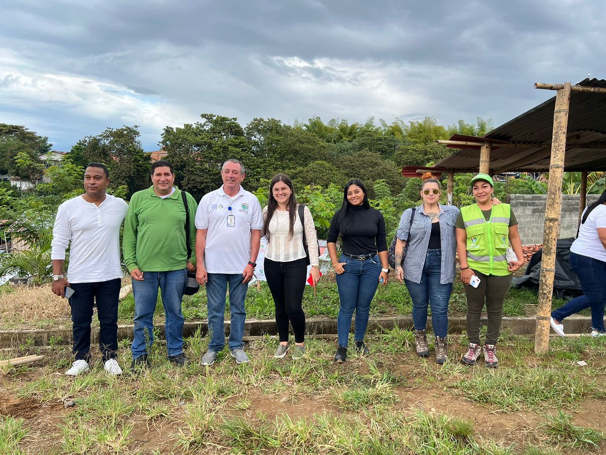 OficinaNorte's tweet photo. Por medio de @INCIVA1 y sus Gestores Ambientales, en los municipios de Alcalá, Ulloa y Cartago, funcionarios y contratistas de la Oficina Territorial Norte, se pusieron la camiseta, y participaron  de la siembra ornamental de flores, y recolección de basuras. @ClaraLuzRoldan https://t.co/KfDJzq8uRC