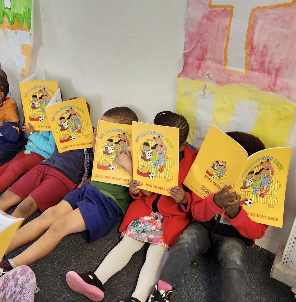 072MISSING's tweet image. The joy and excitement continues as we once again handed out MCSA’s colouring-in and story books, which educates the little one’s on #SafetyTipsForChildren, in order to make #SouthAfrica a #SaferPlace for all our children 🙏

#ItTakesAVillage
#BeTheHero
#MCSA