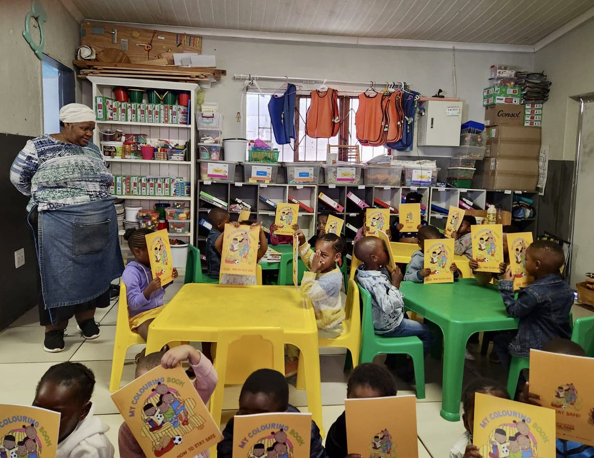 072MISSING's tweet image. The joy and excitement continues as we once again handed out MCSA’s colouring-in and story books, which educates the little one’s on #SafetyTipsForChildren, in order to make #SouthAfrica a #SaferPlace for all our children 🙏

#ItTakesAVillage
#BeTheHero
#MCSA