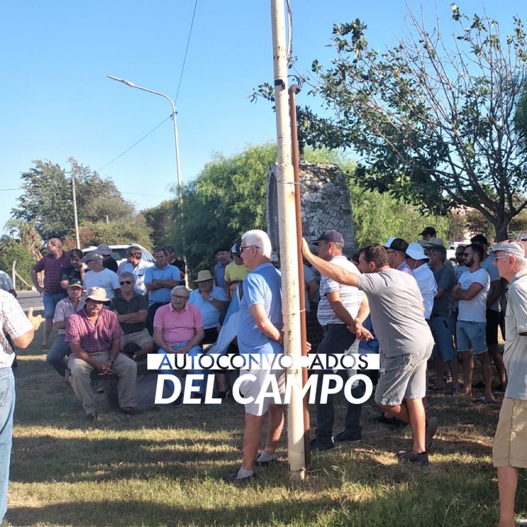 autoconvDelCamp's tweet photo. #AHORA 

Se corta la ruta 188 en instantes.

A la altura de Guerrico, productores autoconvocados de la zona de Pergamino y alrededor volvieron a las rutas. https://t.co/ioigwczpuS