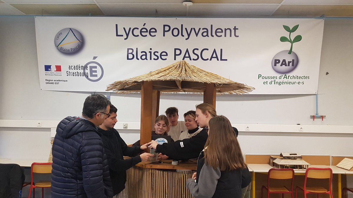 VBitterly's tweet photo. La journée Portes Ouvertes à rencontré un franc succès ce 11 mars au #lycéeBlaisePascal de Colmar.
Des équipes motivées pour présenter toutes les filières Générales/Techno/Professionnelles mais aussi l’internat du lycée et les services administratifs.
Merci à tous !! https://t.co/734Z0gl5gr
