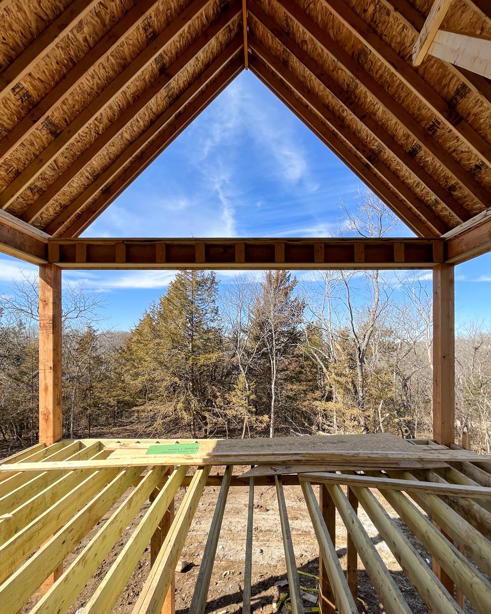 CedarCreekKC's tweet photo. New build getting “decked out” in Hidden Lake Estates. Looks like @kessler_customhomes has this one covered. 🤣 

Great view, too! ❤️

#NewHomes #WoodedViews #TreedLots #OlatheKS #HiddenLakeEstates #SeeYourselfAtCedarCreek #CoveredDeck #HomeConstruction #KCRealEstate https://t.co/r2Gj1hYrce