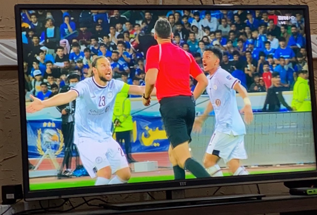 ALFAISAL__87's tweet photo. 🚨🚨🚨🚨🚨🚨🚨🚨🚨

#الشباب يتعرض لمهازل تحكيمية في العراق 

بلنتيين لم تُحتسب +الغاء هدف صحيح 

حسبنا الله ونعم الوكيل 

#الشباب_القوه_الجويه https://t.co/0EY10oTrM5