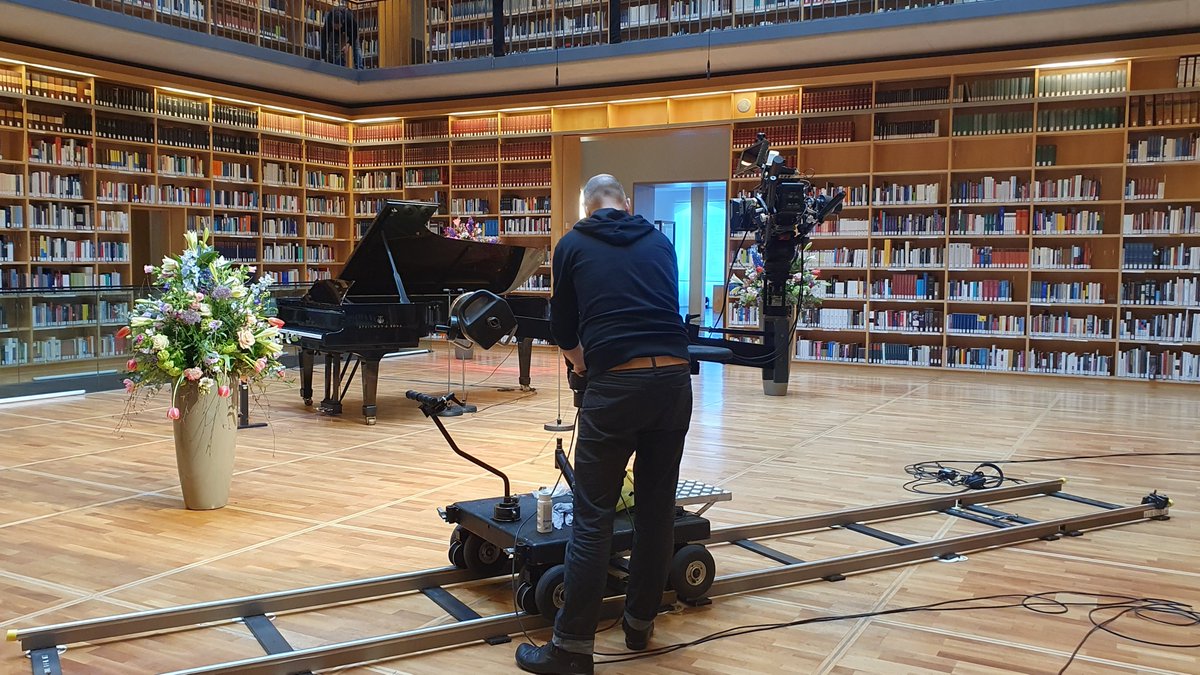 DirektorHAAB's tweet photo. Die Vorbereitungen für Aufnahmen von #ArmidaFilm laufen:
Heute Abend werden im Bücherkubus der #HAABWeimar Vertonungen von Balladen und Gedichten Goethes, Schillers, Höltys u.a. von #KonstantinKrimmel zusammen mit dem Pianisten #DanielHeide zu neuem Leben erweckt. https://t.co/T0uugCZJZE